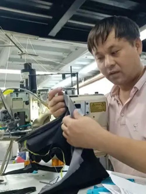 制衣厂四针六线跳针 制衣厂