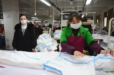 瑞昌一制衣厂临时转产防护服 助力疫情防控