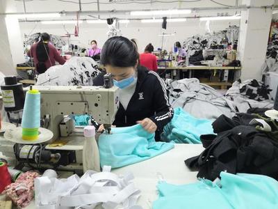 南昌县武阳镇 制衣车间里工人忙制衣